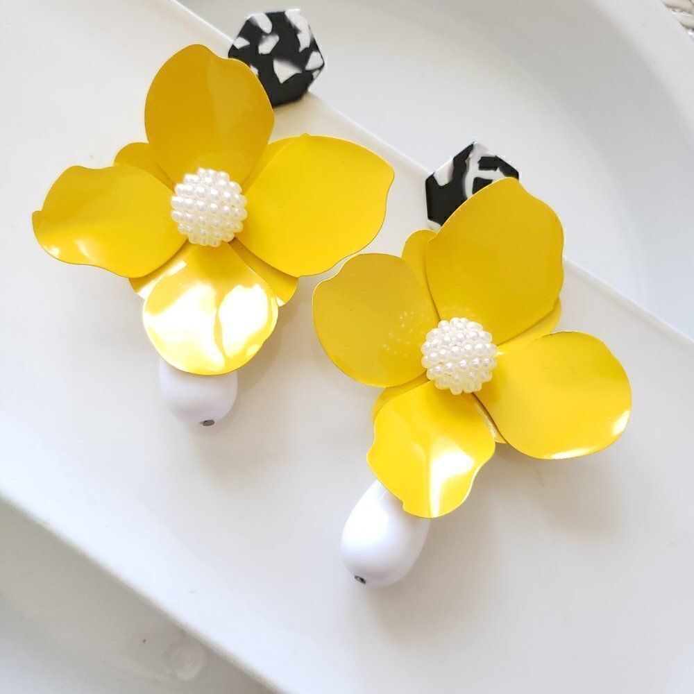 New! Zara Big Floral Earrings - Picture 4 of 16